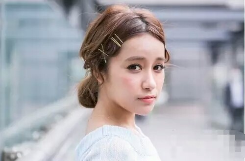 露出清爽的额头又能自然的修饰头型,慵懒而稍显凌乱的丸子头散发出