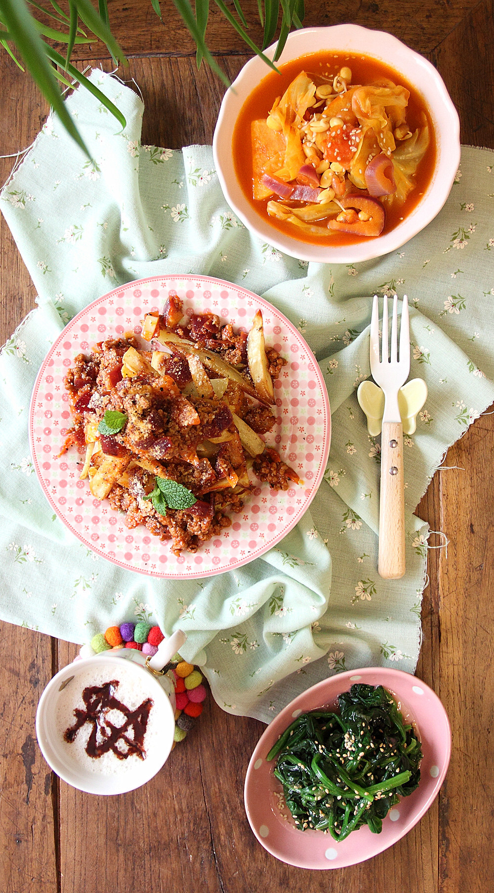 周二早餐：薯条肉酱塔+番茄蔬菜汤+凉拌菠菜+巧克力香蕉奶昔。电视看到炸薯条受不鸟了，为了减轻罪恶感用烤的，但是我觉得不过瘾，熬了肉酱浇在上面。一根根沾着满满肉酱吃，吃完里面再挖里面的南瓜泥，甜甜嘴。对于吃我是认真哒，哈哈！当然早上少不了蔬菜，一个做汤一个凉拌，营养两不误~