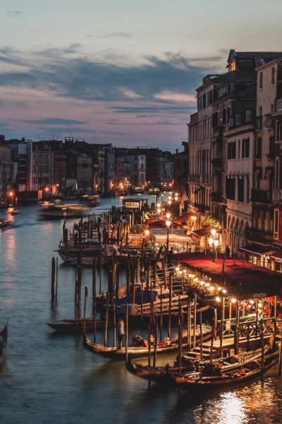 Venice, Italy(by Andreas Limbrunner)。意大利威尼斯，並非单一座岛屿，而是由一百六十条运河分割成一百一十八座小岛的群岛，跨越运河的桥超过四百座。威尼斯的动脉“大运河”(Grand Canal)两岸，尽是水都最美丽的…