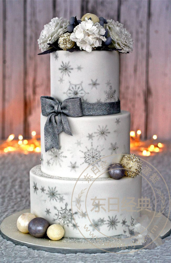 冬季婚礼蛋糕三层白色带雪花
