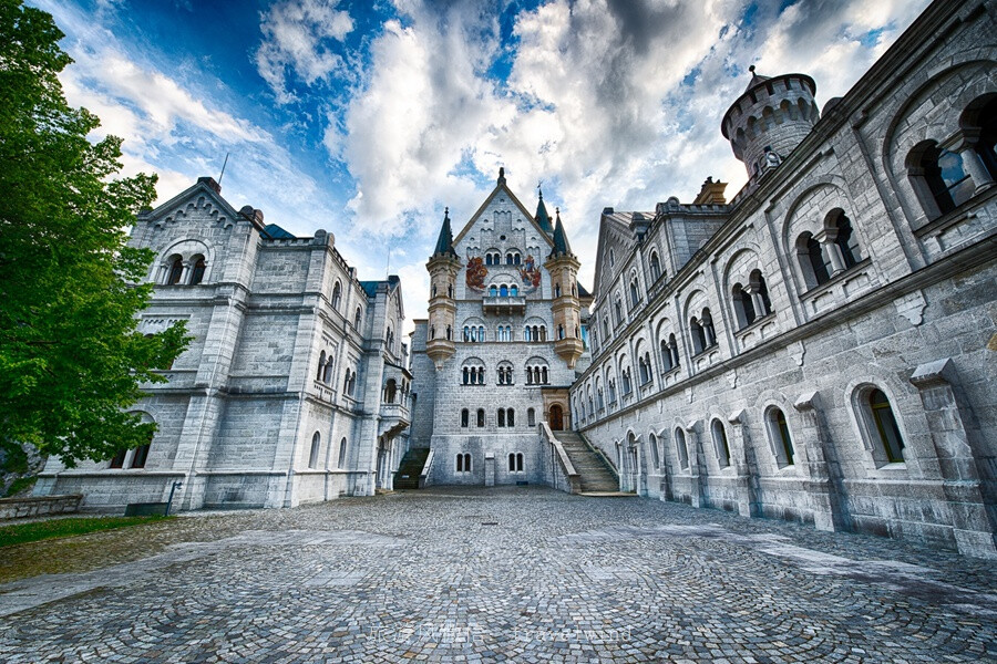 作为德国旅游的第一景点，新天鹅堡（Schloss Neuschwanstein）一直是世人心目中罗曼蒂克建筑的代表