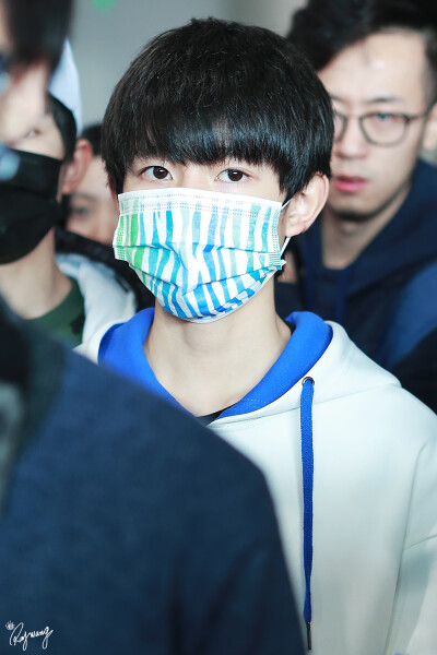 TFBOYS王源 151115 北京赴宁波 cr：RoyWang1108