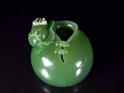 【泰紫工坊】唐装花插 53*40mm，124克，和田玉碧玉七号老坑料【似水年华•插瓶器皿系列】老坑碧玉，玉质极细，缜密光洁，特色鲜明，旗袍别口制式，造型饱满，清雅脱俗，极具韵味，花艺在精神，精神人…