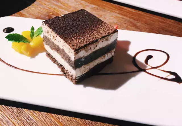 意大利Tiramisu ~Tiramisu喺意大利文入面意思喺“带我走”嘅意思，指吃了此等美味，就会幸福到晓飞！马斯卡邦尼奶酪、意式咖啡、手指饼干与朗姆酒层次分明，咁嘅甜品试问如何抵挡！