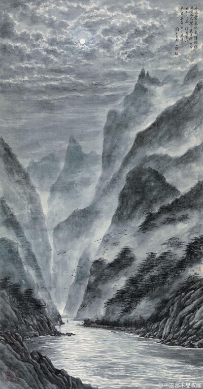 #山水画#【 陶冷月 《寒江月夜图》 】纸本设色，128.5×66.5cm，1981年作。 此图有旧句二绝，画面逼真地刻画了壮丽的巫峡十二峰夜色。在冷寂的光影与朦胧的笔触下，别开一种清旷之趣。款识：“永夜萧森秋气清，愁听巫…