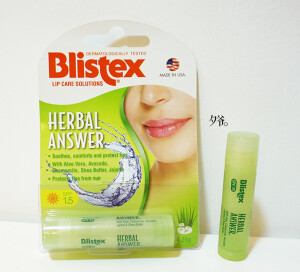 【Blistex 草本精华润唇膏 SPF 15】他们家比较出名是小蓝罐吧，然而我觉得并不是很好用。这款是当时在泰国随便拿的，一试，好用到落泪啊！润而腻，保湿滋润效果杠杠的，而且还有防晒指数，好用的我立刻又补了几盒！