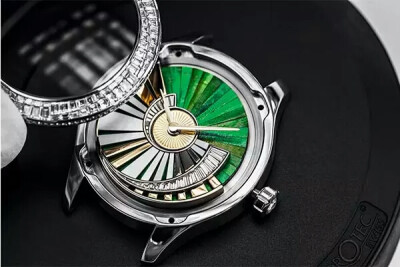 Dior VIII Grand Bal Piece Unique Envol系列高级腕表，采用长阶梯型钻石组成螺旋形的表盘结构，并用金龟子翅制成表盘背景。