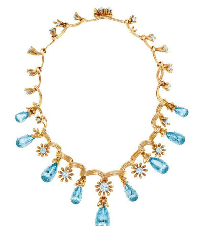 Tiffany &amp;amp; Co.让·史隆伯杰海蓝宝石和黄金“花坠”项链。 传奇珠宝设计师让·史隆伯杰的珠宝作品是每年Blue Book高级珠宝目录中的重要组成。史隆伯杰善于捕捉大自然的植物昆虫的灵动之美，通过宝石和黄金进行…