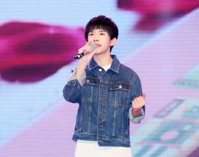 易烊千玺 最帅 唱歌