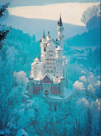 【德國新天鵝堡Neuschwanstein Castle】，這座城堡是巴伐利亞國王路德維希二世建造，位在德國巴伐利亞省福森市，在德國東南與奧地利的邊界上，城堡就蓋在隸屬阿爾卑斯山山脈一個近一千公尺高的山頂上新天鵝堡的外型…