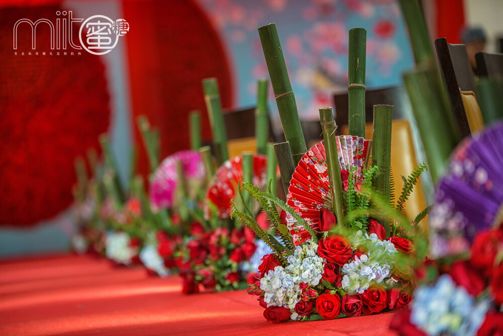 新中式婚礼图片继续分享，这样的中式婚礼路引你喜欢吗？图片来自“成都蜜糖婚礼定制”的分享，喜欢的朋友一定要点赞哦！