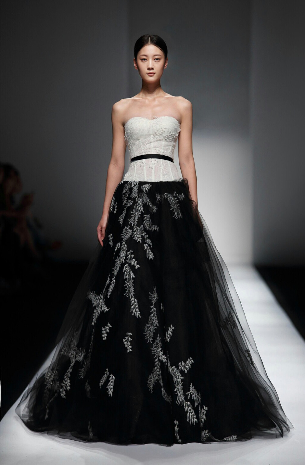 Shine Moda 是中国的高级婚纱定制品牌，2015年的婚纱设计打破传统，黑色婚纱——倒影中的东方美学，让爱情更加深刻，真实！