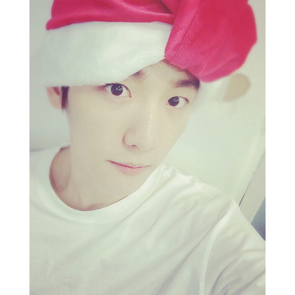 #边伯贤##BAEKHYUN# 151225 【伯贤ins更新】翻译：圣诞老人帽子的变身！