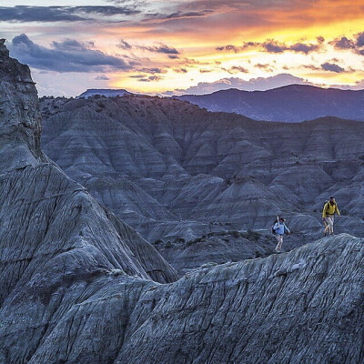 【ins】Photo @coryrichards Paleontologist Joe Sertich and Billy Duran walk home via a knife edge ridge in the badlands of the Kaiparowi…