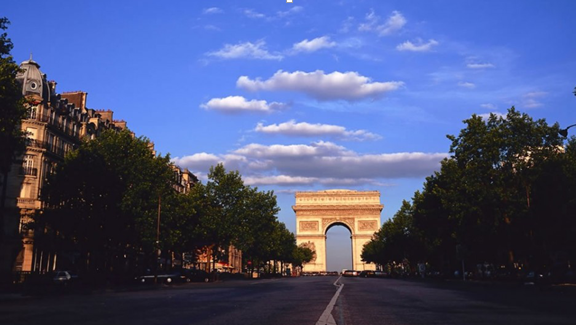 香榭丽舍大道（Avenue des Champs - Elysées）是巴黎一条著名的大街，闻名世界，它横贯首都巴黎的东西主干道，全长1800米，最宽处约120米，为双向八车道，东起协和广场，西至戴高乐广?。ㄓ殖菩切喂愠。?，东段以自然风光为主；两侧是平坦的英氏草坪，恬静安宁；西段是高级商业区，世界一流品牌、服装店、香水店都集中在这里，火树银花、雍容华贵。因此这里被称为“世界上美丽的大街”。每年七月十四号的法国国庆大阅兵都在这条大道上举行。