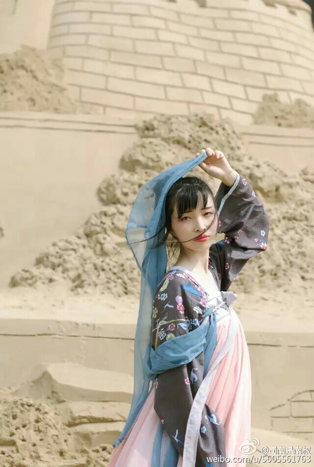 #汉服摄影#荒城空大漠，边邑无遗堵。白骨横千霜，嵯峨蔽榛莽。出镜：本博，摄影：@戏星尘 。服装：@司南阁汉服 ， 抄送：@汉服村 @汉服网