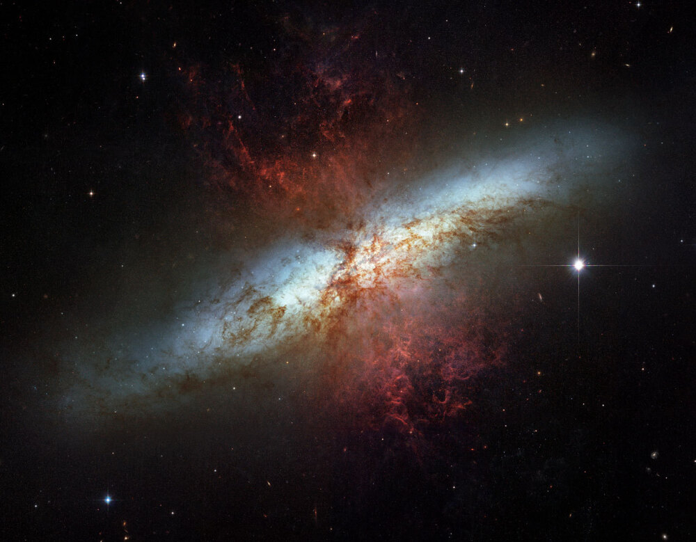 #哈勃影像#Top 10 M82，梅西耶天体表的82号天体，又称为NGC 3034。当科学家采用红外线光学技术进行观测时，M82”就呈现出雪茄模样，故有“雪茄”星系之雅称。