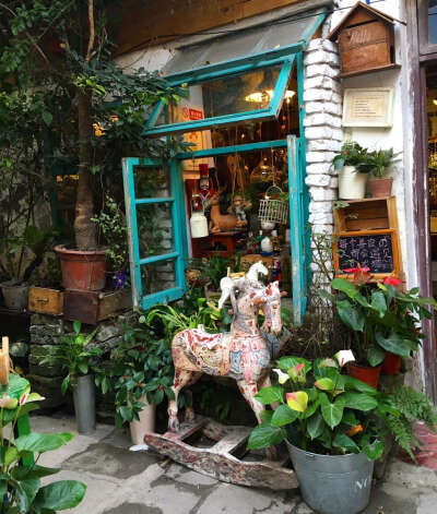 文艺气息满满的咖啡店外装修 #院子#木窗#马雕塑#绿植#