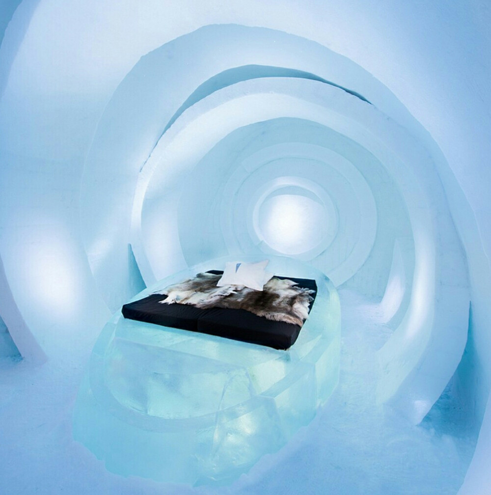 #ICE HOTEL#世界上保质期最短的酒店｜每年12月到次年4月，天寒地冻到约零下35度时，瑞典Ice
Hotel的裹着厚厚驯鹿皮的大门才会向你打开。Ice
Hotel位于瑞典最北方的Kiruna镇上，今年12月11日正式开门迎客，直到明年3、4月，当冰块慢慢融化成水流回托纳河时，这座Ice Hotel也会慢慢的消失……