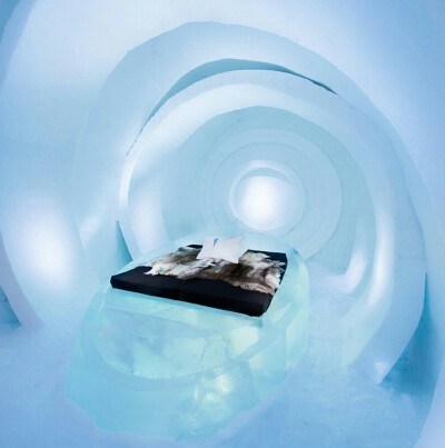 #ICE HOTEL#世界上保质期最短的酒店｜每年12月到次年4月，天寒地冻到约零下35度时，瑞典Ice
Hotel的裹着厚厚驯鹿皮的大门才会向你打开。Ice
Hotel位于瑞典最北方的Kiruna镇上，今年12月11日正式开门迎客，直到明年3…