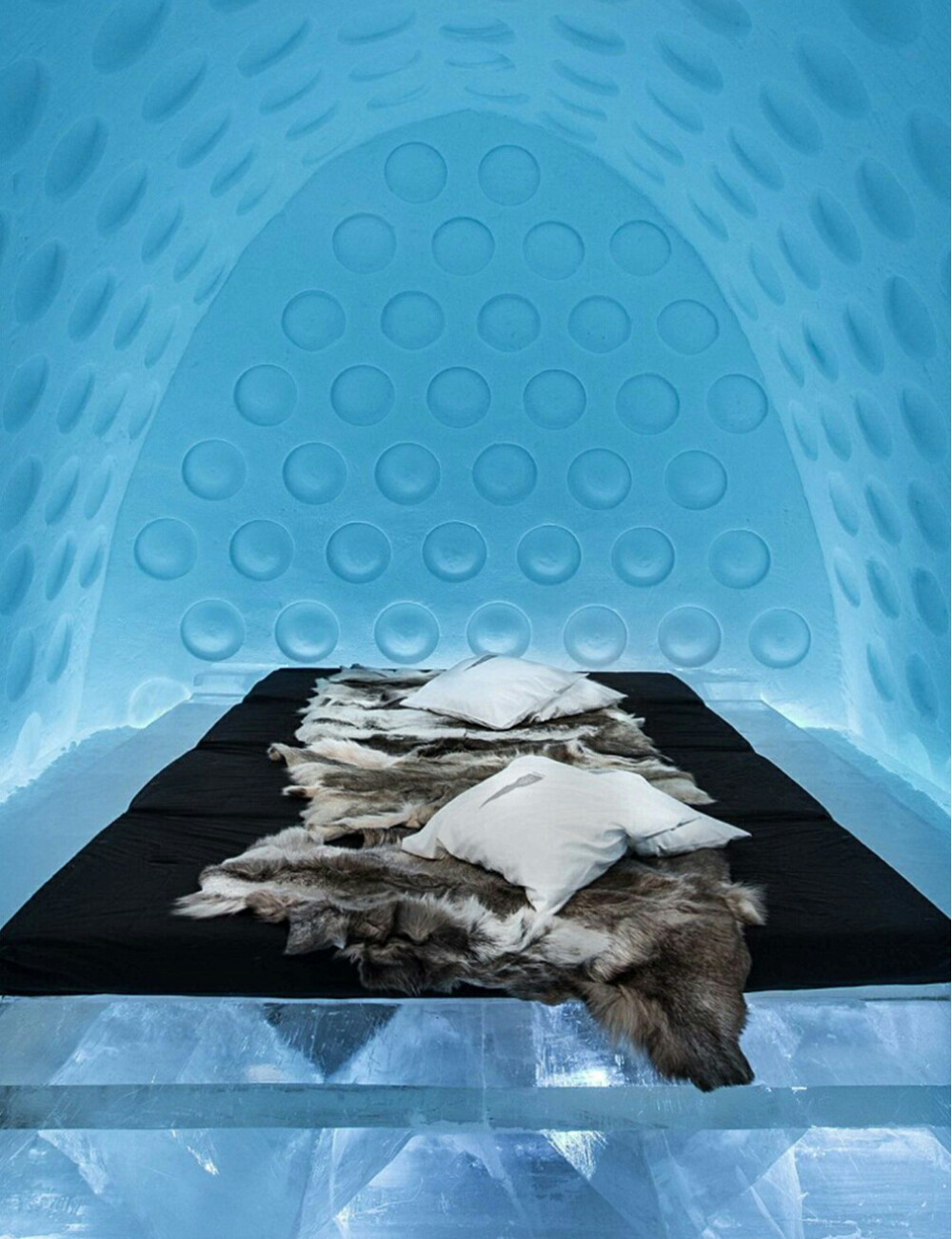 #ICE HOTEL#世界上保质期最短的酒店｜每年12月到次年4月，天寒地冻到约零下35度时，瑞典Ice
Hotel的裹着厚厚驯鹿皮的大门才会向你打开。Ice
Hotel位于瑞典最北方的Kiruna镇上，今年12月11日正式开门迎客，直到明年3、4月，当冰块慢慢融化成水流回托纳河时，这座Ice Hotel也会慢慢的消失……