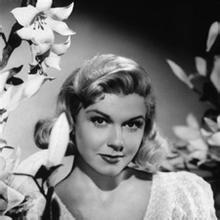 Doris Day一般指多丽丝·戴 多丽丝·戴，美国歌手兼电影演员，有“雀斑皇后”之称，以邻家女孩的灿烂笑容征服了50至60年代的影迷，经常成为年度十大卖座巨星。