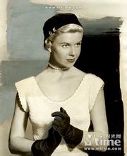 Doris Day一般指多丽丝·戴 多丽丝·戴，美国歌手兼电影演员，有“雀斑皇后”之称，以邻家女孩的灿烂笑容征服了50至60年代的影迷，经常成为年度十大卖座巨星。