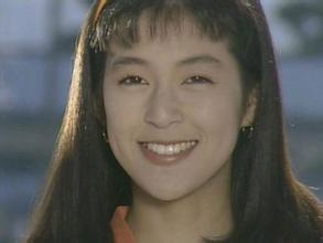 铃木保奈美，1966年8月14日生于日本东京，日本女演员。1991年，与织田裕二、江口洋介、有森也实主演电视剧《东京爱情故事》，饰演赤名莉香