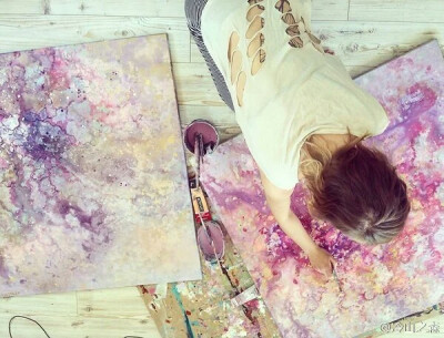  26岁的瑞典女画家EmmaLindström 用丙烯结合喷漆创作出色彩缤纷的浩瀚宇宙璀璨星辰。