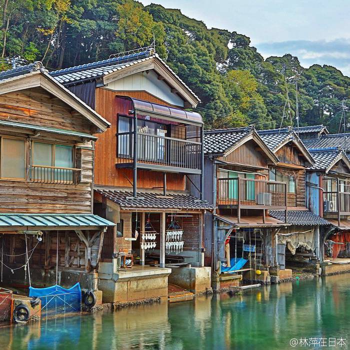 【伊根舟屋】京都府北边丹后半岛东岸的小渔村“伊根”是全日本最美丽的十八个村庄之一，238座舟屋建造物直接就建在水上，它们从江户时代时就存在了，距今有数百年的历史，这里海水碧绿，天空蔚蓝，家家户户门前停在小船，被称为“日本的威尼斯”。