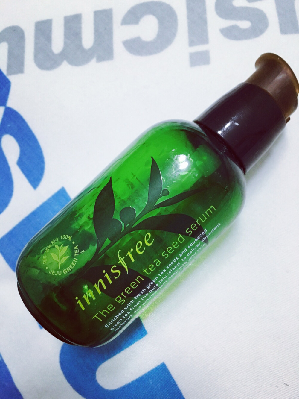 #空瓶记##平价保湿#innisfree 绿茶籽精华 这款属于水前精华。顺序是用在化妆水前，这点很重要。之前不清楚当作水后精华用，就会没有效果。水前用！吸收很快，清爽不油腻，白天也可以正常使用，保湿效果很好，价格也实惠，推荐学生党使用。