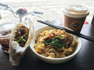 早午餐：牛肉夹馍，干拌面，热鸳鸯。吃早餐和老板娘聊天，说自从装修以后，她的店高大上很多，咖啡店的环境，吃陕西小吃。老板娘说现在要转变观念，咱们中国的小吃也很好吃啊，很多人都爱吃，咱们中国小吃的店也不一…
