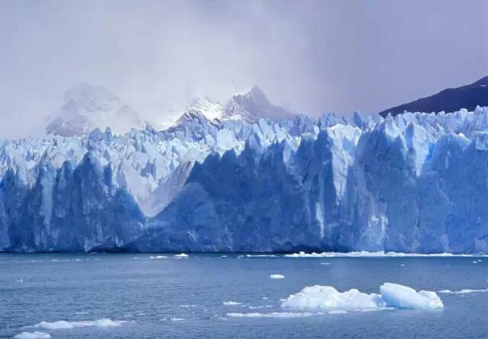  阿根廷的莫雷诺冰川有20层楼之高，绵延30公里，有20万年历史，是世界上少数活着的冰川，那里汇聚了几十条冰流和冰块，每隔20分钟左右就可以看到“冰崩”奇观。