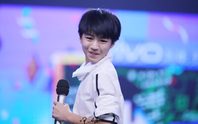 #王俊凯# #TFBOYS王俊凯# #TFBOYS# 140520 快乐大本营录制 cr：怪_Ayi