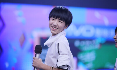 #王俊凯# #TFBOYS王俊凯# #TFBOYS# 140520 快乐大本营录制 cr：怪_Ayi