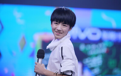 #王俊凯# #TFBOYS王俊凯# #TFBOYS# 140520 快乐大本营录制 cr：怪_Ayi