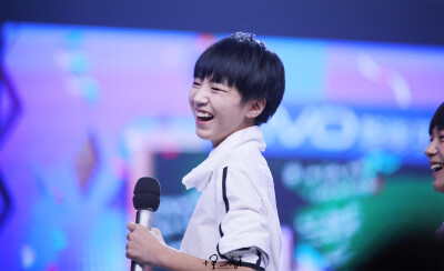 #王俊凯# #TFBOYS王俊凯# #TFBOYS# 140520 快乐大本营录制 cr：怪_Ayi