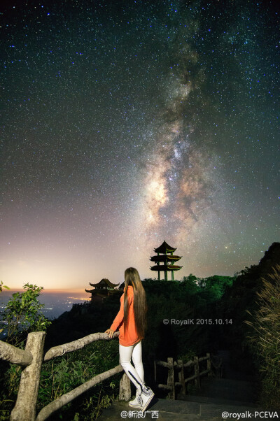 夜空中最亮的星 在南宁周边，能看到最美星空的地方，应该就是大明山了。这一星空图送给你，顺便再献上膝盖……[给力]你有多久没抬头看星星了？