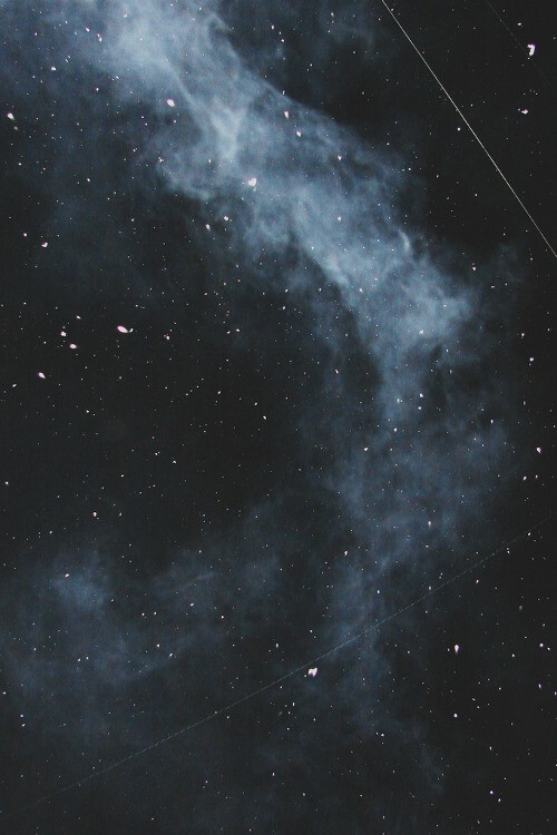 酒一杯，敬你张起灵无伤无泪，无爱无恨，无喜无悲，路过几坊烟火吹，无人陪。 酒两杯，敬你小三爷十年憔悴，十年不悔，十年相追，长白山无故人味，两行泪。 酒三杯，敬你解雨臣长发常垂，长安不愧，长歌为谁，对弈一场空败北，千般悔。 酒四杯，敬你黑瞎子王者承欢，王耀河山，王归难安，墨影一袭被血染，天太寒。 酒五杯，敬你吴三省白了鬓边，白了流年，白了谎言，西沙海底可流连，再不见。 酒六杯，敬你潘子忠诚不悔，忠心一生，忠魂永垂，张家古楼歌嘹亮，不言悔。 ——南派三叔《盗墓笔记》