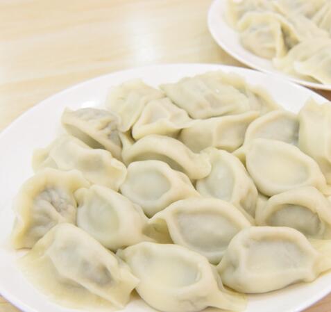 【白菜素饺子】做法：1.先将白菜剁碎用纱布包裹后挤水，挤到使劲也不再有水流出时就好了。2.再将水发好的香菇去掉硬梗后剁碎，红萝卜最好用细擦子擦成细丝后也要稍微挤一下水，然后油锅内放花生油两汤匙，先放入花椒7、8粒爆香后捞出不用，将剁好的香菇放入油中翻炒并加入几滴老抽和少许白糖，再翻炒几下闻到香味就可以出锅待用。3.将生姜根据口味可多可少，剁碎待用。4.将白菜和红萝卜放在大容器内倒入一汤匙香油后均匀搅拌务必让所有的菜粒都均匀的裹上一层油，然后放入炒过的香菇粒和姜末，放盐和少许蘑菇精、五香粉后搅拌均匀。5.包水饺，下锅煮熟即可。