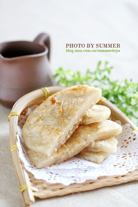 东北特色面食——糖饼 饼皮：普通面粉300克、热水150克、冷水50克、色拉油15克、盐2克 馅料：糖、面粉为糖量的1/3，芝麻适量 1、面粉用热水烫一下，加盐，再慢慢加入凉水，和成比较柔软的面团；一边揉面一边加入色拉油，防粘，并使面团更柔软，盖上盖子静置半小时以上； 2、面案涂少许油防粘，将面团擀成椭圆形的大片；在面片上涂上色拉油，把面片卷起来，切成小段；把面卷团成圆形压扁； 3、将糖、面粉、白芝麻拌匀成为馅料；将馅料放入面皮中，收口压扁，并擀成圆饼；锅加热后，把饼放入锅中煎至两面金黄即可。