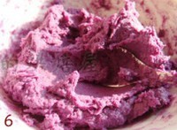 紫薯馅 紫薯泥 250克 炼乳 70克 牛奶 25克 1. 紫薯蒸熟，去皮，用料理机打成泥状，加入炼乳，混合均匀，加入牛奶，混合均匀即可