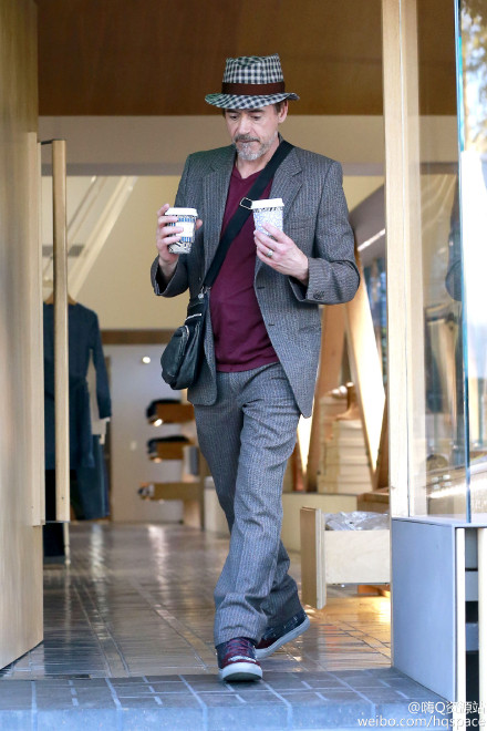 robert downey.jr# seen shopping at melrose avenue in la.