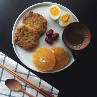 20151224，青岛。卷心菜饼。卷心菜剁成碎沫沫加点面粉加个鸡蛋加点水入锅煎就可以，很香！