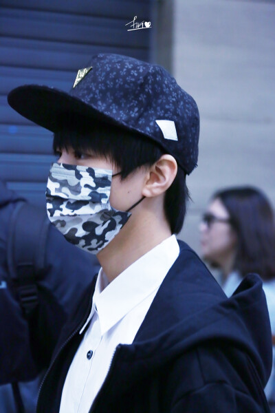 #王俊凯# #TFBOYS王俊凯# #TFBOYS# 151124 韩国仁川机场-广州白云机场 cr：MarieFiX921