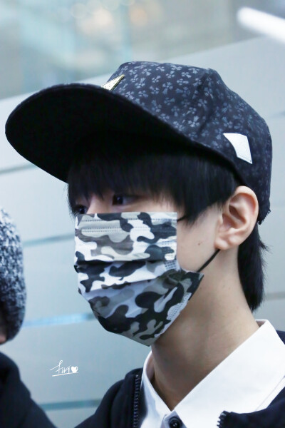 #王俊凯# #TFBOYS王俊凯# #TFBOYS# 151124 韩国仁川机场-广州白云机场 cr：MarieFiX921