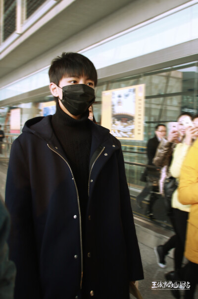 #王俊凯# #TFBOYS王俊凯# #TFBOYS#151127 重庆江北机场-北京首都机场 cr：王俊凯姐姐站