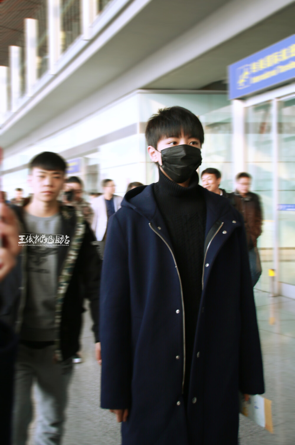 #王俊凯# #TFBOYS王俊凯# #TFBOYS#151127 重庆江北机场-北京首都机场 cr：王俊凯姐姐站