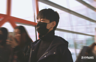 #王俊凯# #TFBOYS王俊凯# #TFBOYS#151127 重庆江北机场-北京首都机场 cr：王俊凯姐姐站