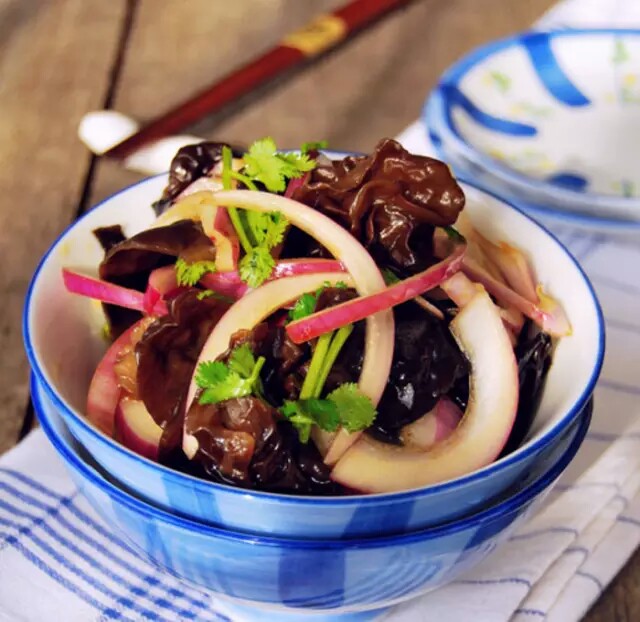 【洋葱拌木耳】 用料：黑木耳150克，洋葱半个，柿子椒半个，红椒半个，花椒1小勺，干辣椒2个，食盐1克，生抽1小勺，醋1小勺，植物油1大勺 做法：1、洋葱，青红椒洗净切丝;木耳过滚水焯一下 2、把干辣椒剪碎，和花椒一同放入勺子，加入油，放火上至出椒香味 3、把木耳，洋葱，青红椒和料汁(盐，生抽，醋)搅匀，倒入煸香的油，翻均匀即可。